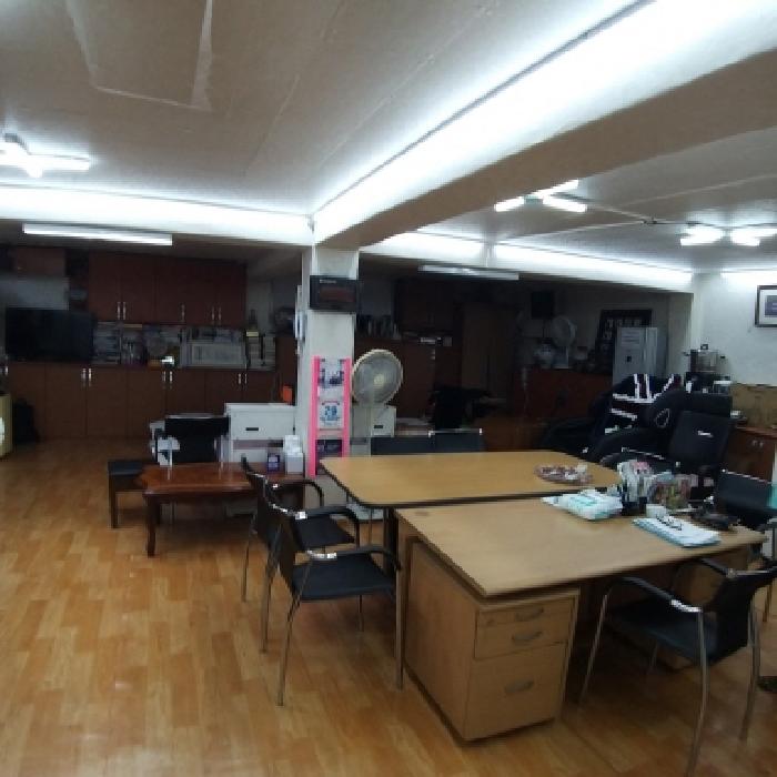 지층 매장 안(앞쪽)과 임차인 유상숙 거주 공간(뒷쪽) 1.