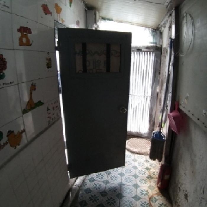 집 안 내부에서 지층으로 내려가는 출입문 