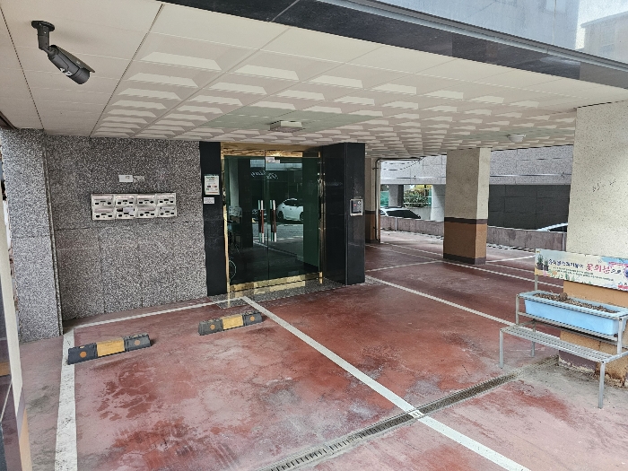 1층입구 및 주차장