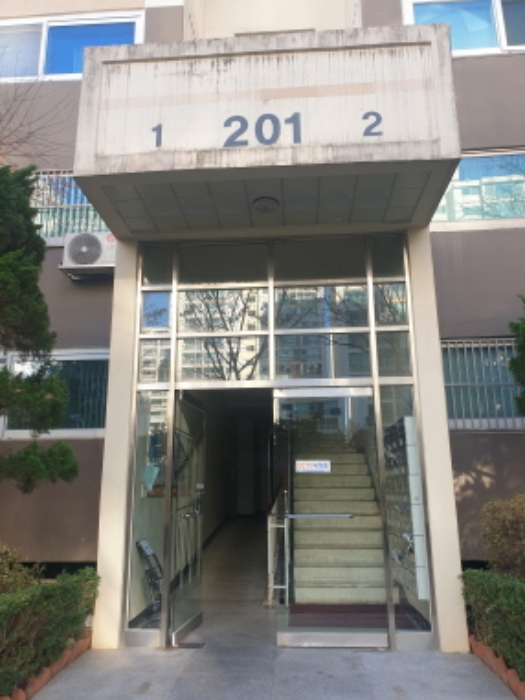 건물 출입구(201동 1~2 라인)
