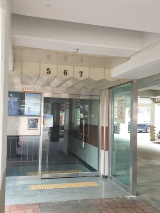 건물 출입구(5~7 라인)