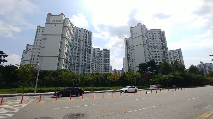 대상물건 소재 단지 전경