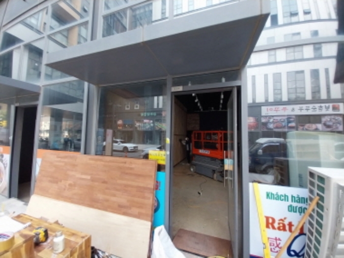 호실 입구(목재 등 적치) 