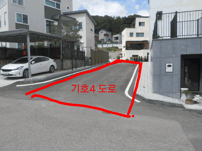 기호4 토지 현황도로(우측은 제시외 건물)