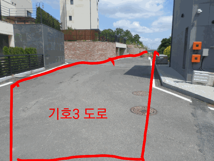 기호3 토지 좌측 현황도로(우측 건물은 제시외건물)
