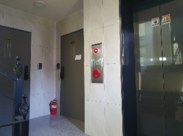 2층 세대 출입문 현황(201호, 202호)2