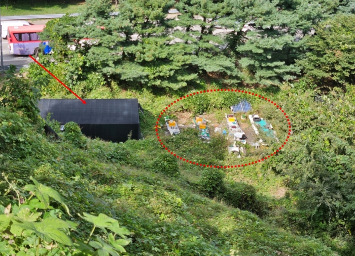 본건 기호 1 전경(제시외 물건 비닐하우스 등, 남서쪽에서 촬영)