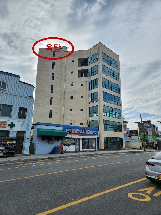 본건 측면 및 제시외(옥탑)