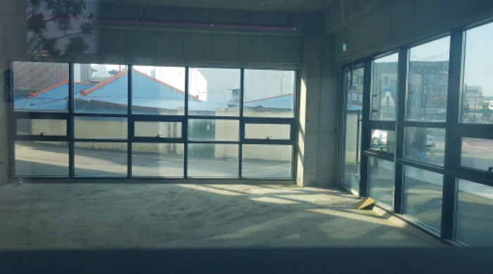 * 목록2. 1층 일부 내부 전경(유리창 근접촬영함)