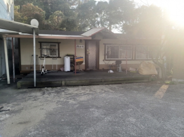 * 본건 목적물 1. 지상 제시외 건물 전경