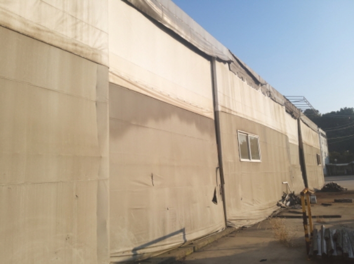 * 본건 목적물 1. 2. 지상 제시외 대형창고 전경