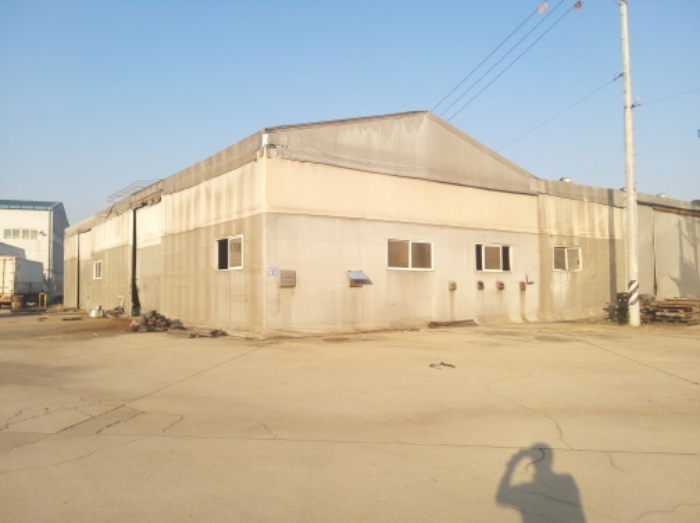 * 본건 목적물 1. 2. 지상 제시외 대형창고 전경