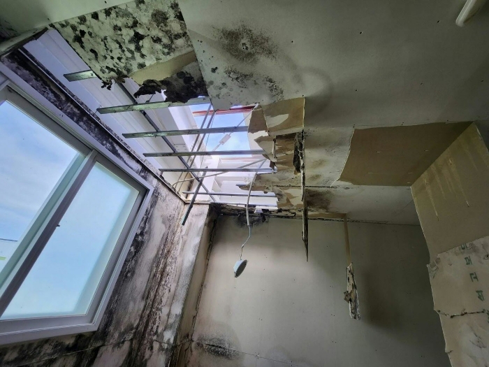 2층 천장 훼손부분