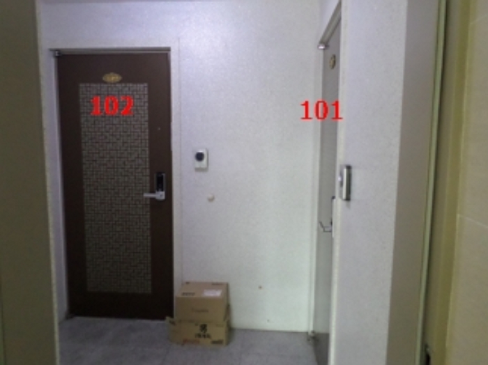 1층 복도에서 촬영