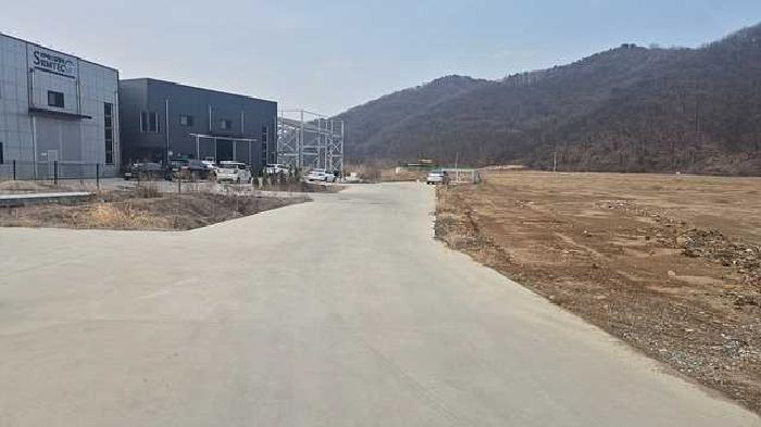 도로 및 주변 공장건물