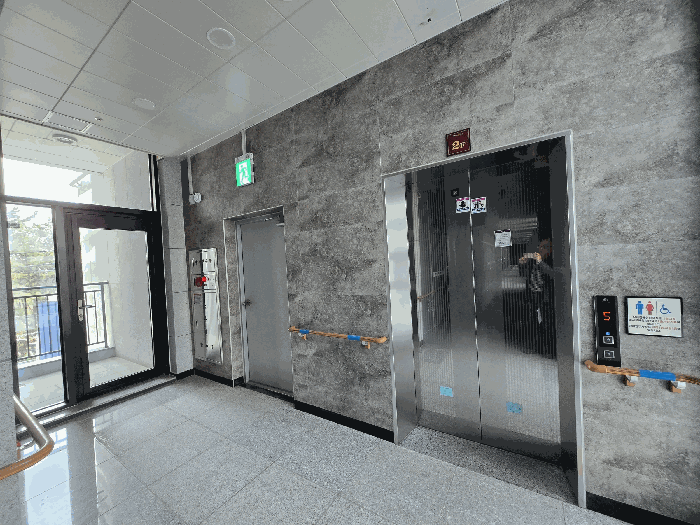복도 남측 승강기실