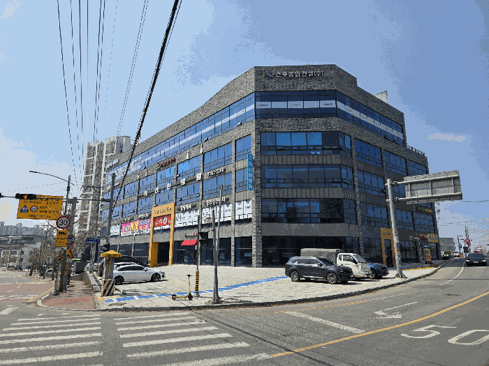 본건이 속한 건물 북동측 전경(前景)