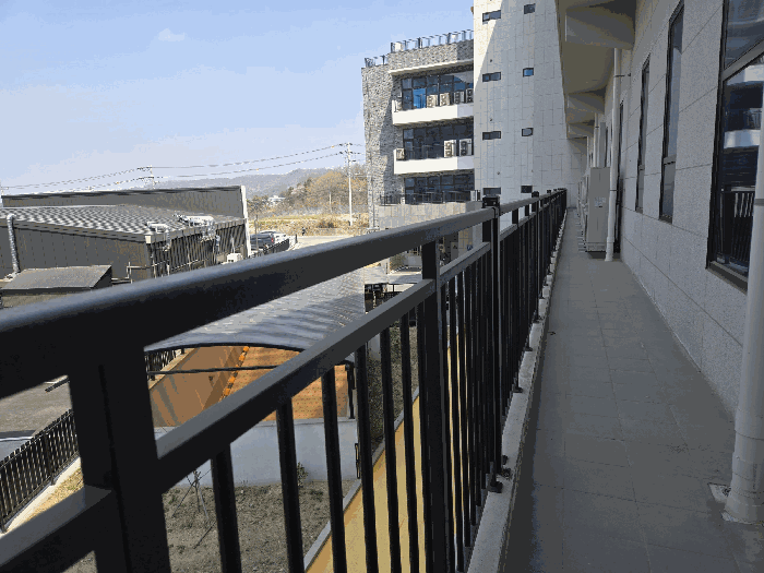 본건이 속한 건물 2층 복도 서측 난간 모습