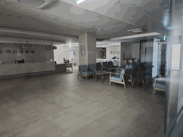 본건출입문 밖에서 내부를 촬영 -1)