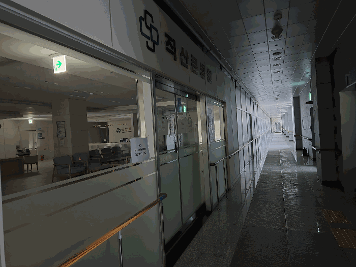 2층 북측 승강기 옆 본건( 201호 ) 출입문 -- 복도 북측에서 남측을 향해