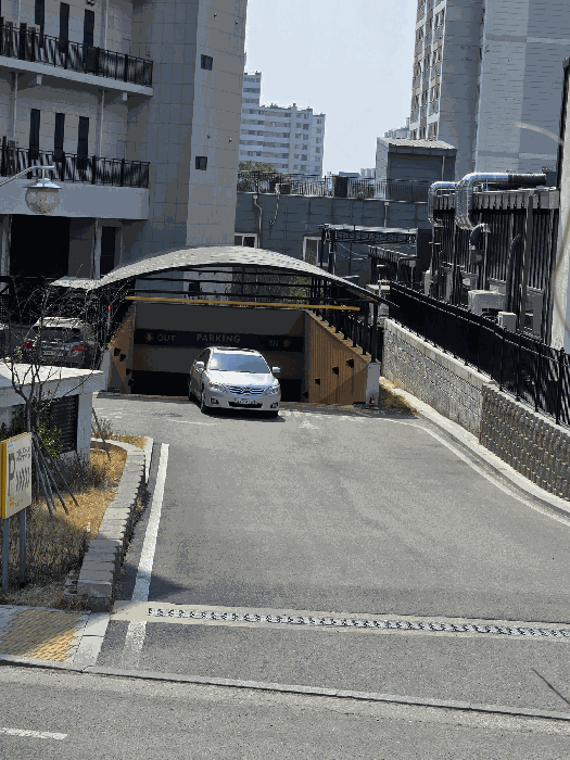 본건이 속한 건물 지하주차장 입출구