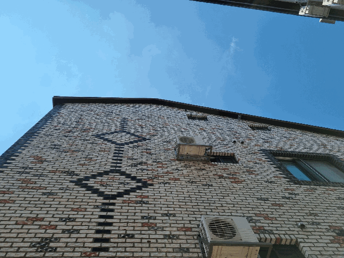 [대상건물 동측면]
(3층과 옥탑층(제시외 ㄱ))