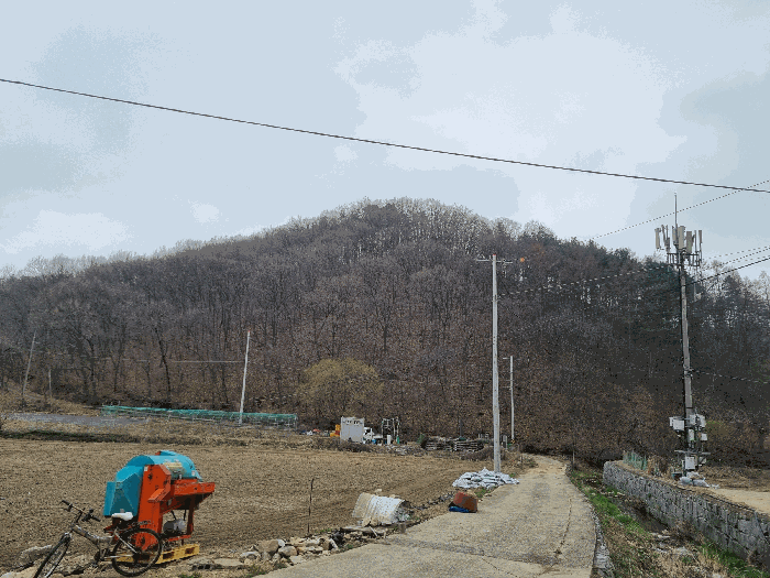 대상임야(사진중앙 좌측부)와
진입도로