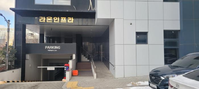 건물 입구 전경