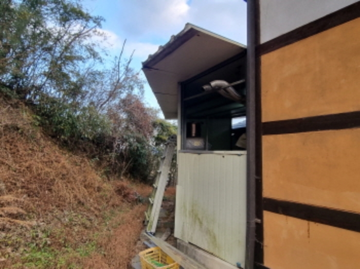 물건번호 1번 동측 지상에 위치한 조립식 시설물의 모습