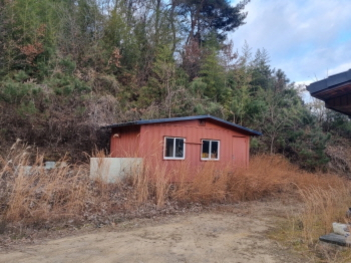 물건번호 2번 부속건물인 단층 창고의 모습