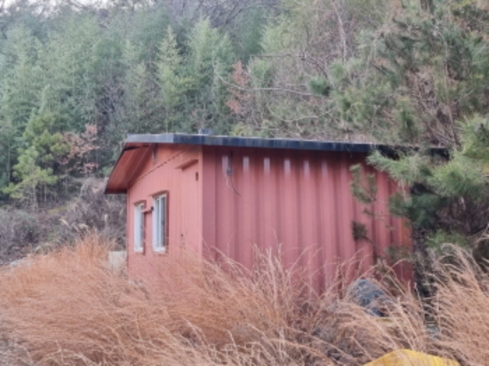 물건번호 2번 부속건물인 단층 창고의 모습