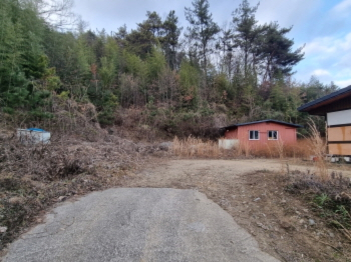 본건까지 이동가능한 시멘트로 포장된 도로의 끝지점 및 본건 남서측 경계 및 전경