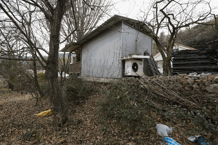 일련번호 3)토지 침범 인접지 소재 간이건물