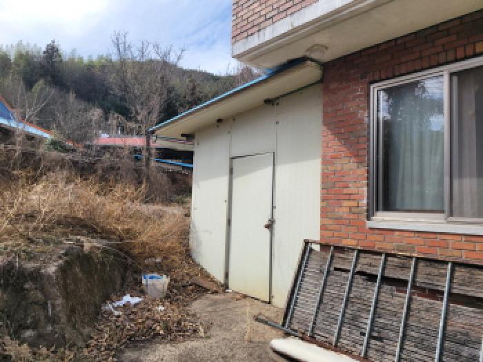 물건2, 주택 좌측면에 판넬구조 창고 시설 증축되어 있음.