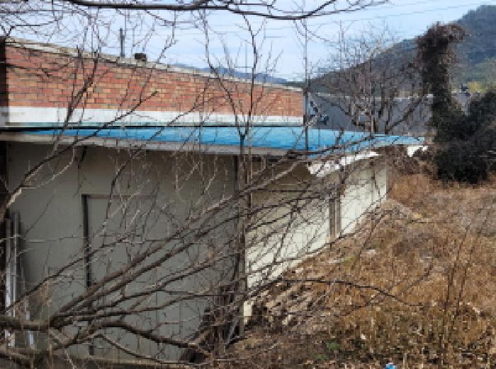 물건2, 주택 좌측면에 판넬구조 창고 시설 증축되어 있음.