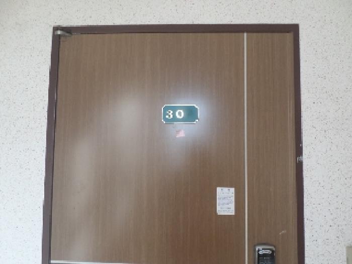 목록2. 304호 출입문