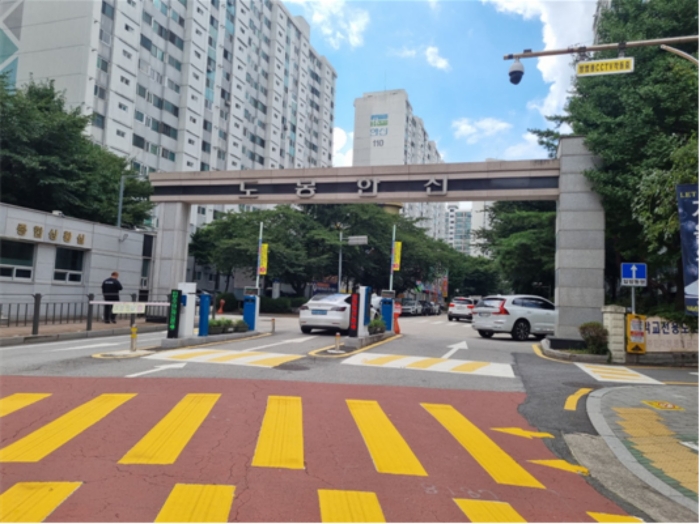 [ 아파트 단지 입구 ]