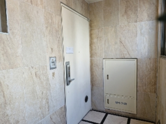 204호 안쪽 출입문 (안내문 부착)