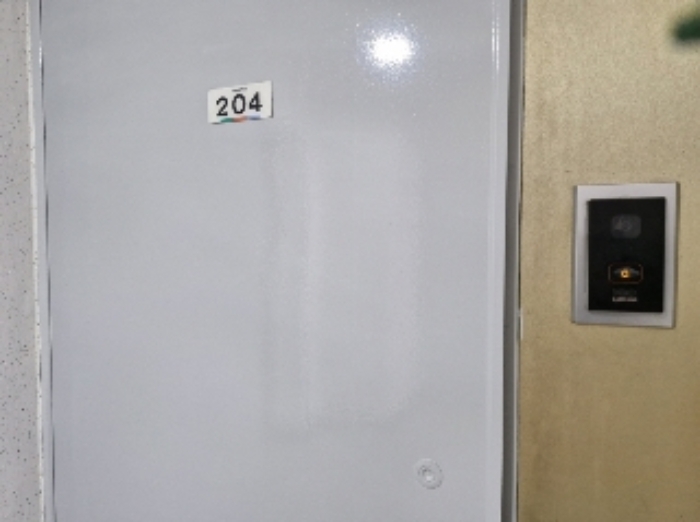 204호 바깥쪽 출입문 (엘리베이터 옆, 열려 있었음) 