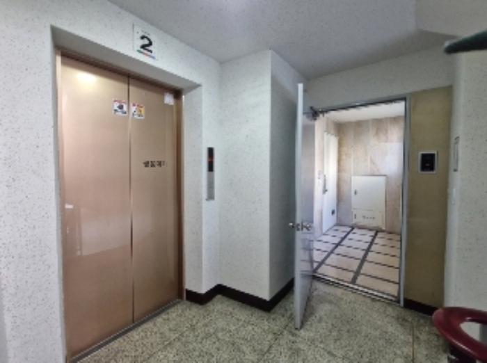2층 전경 (왼쪽은 엘리베이터, 오른쪽은 204호 바깥쪽 출입문, 문이 열린 상태)