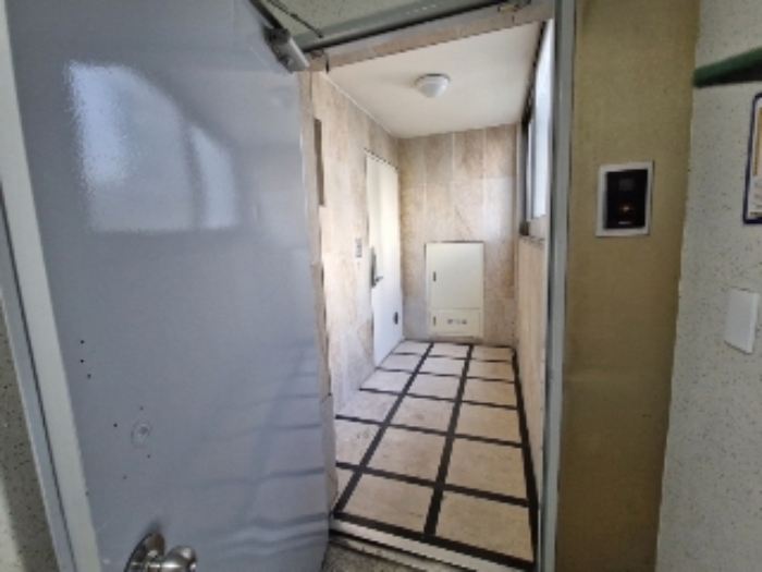 204호 바깥쪽 출입문에서 본 안쪽 출입문