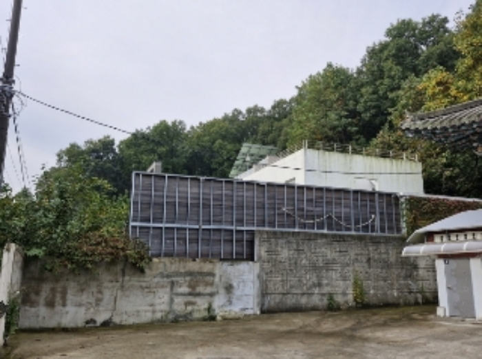 인접 건물에서 본 전경 (벽으로 시야가 차단되어 있음)