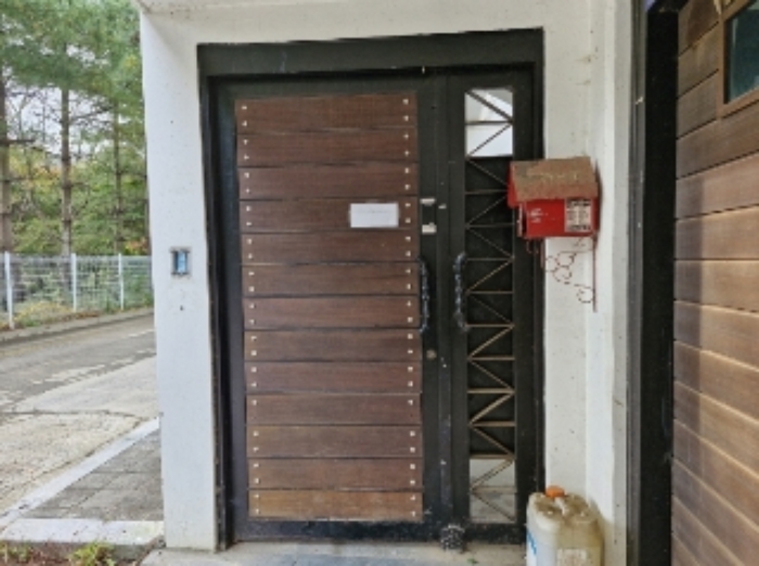 출입구 (안내문 부착)