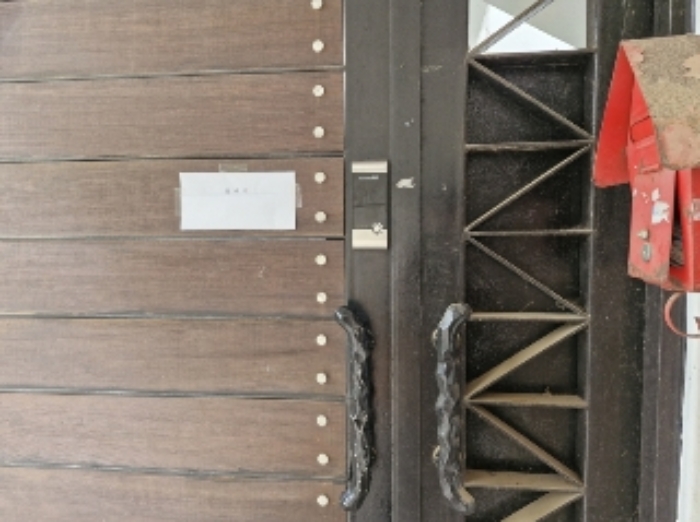 출입구 (안내문 부착)