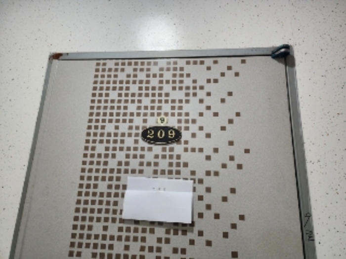 209호 세대 출입문(안내문 부착)