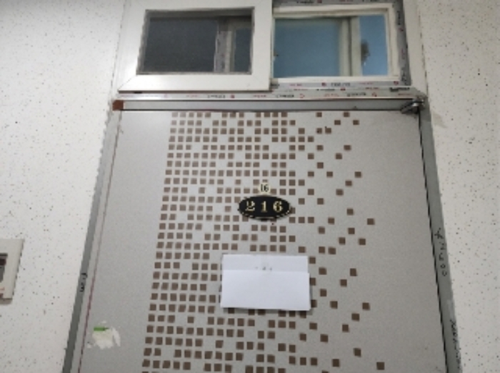 216호 세대 출입문(안내문 부착)