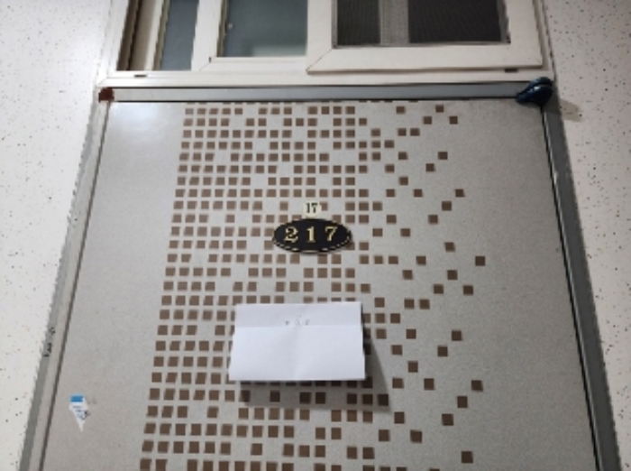 217호 세대 출입문(안내문 부착)