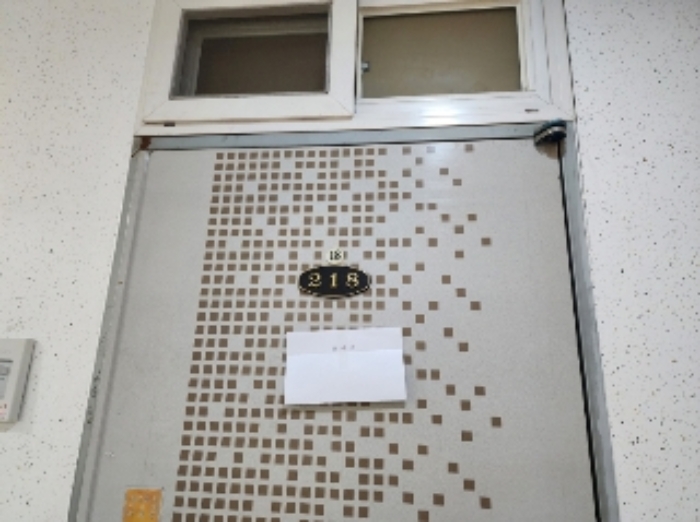 218호 세대 출입문(안내문 부착)