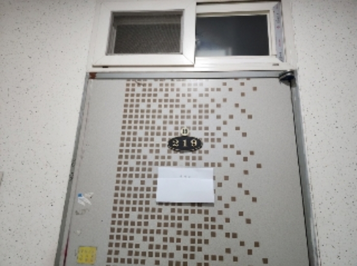 219호 세대 출입문(안내문 부착)