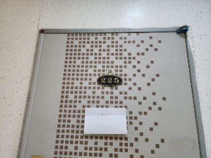 225호 세대 출입문(안내문 부착)